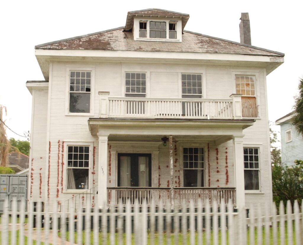 old house that needs a lot of work